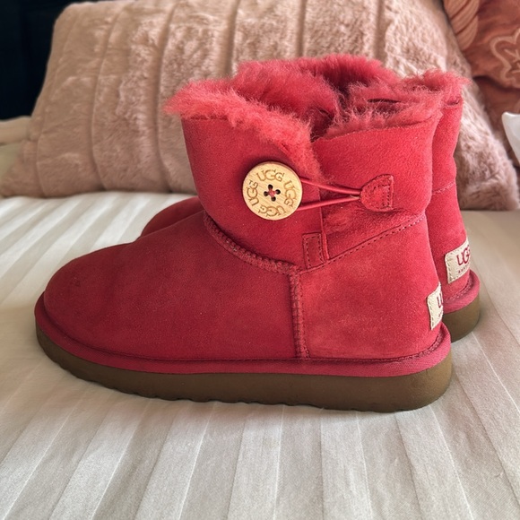 Uggs size 7. - Picture 4 of 6